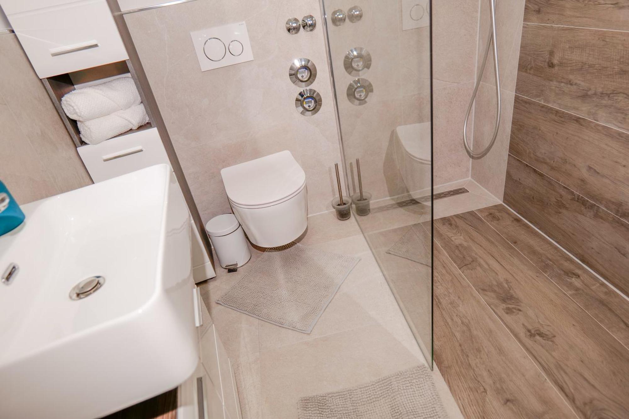 Big 3 Bedrooms At Ground Floor Apartment