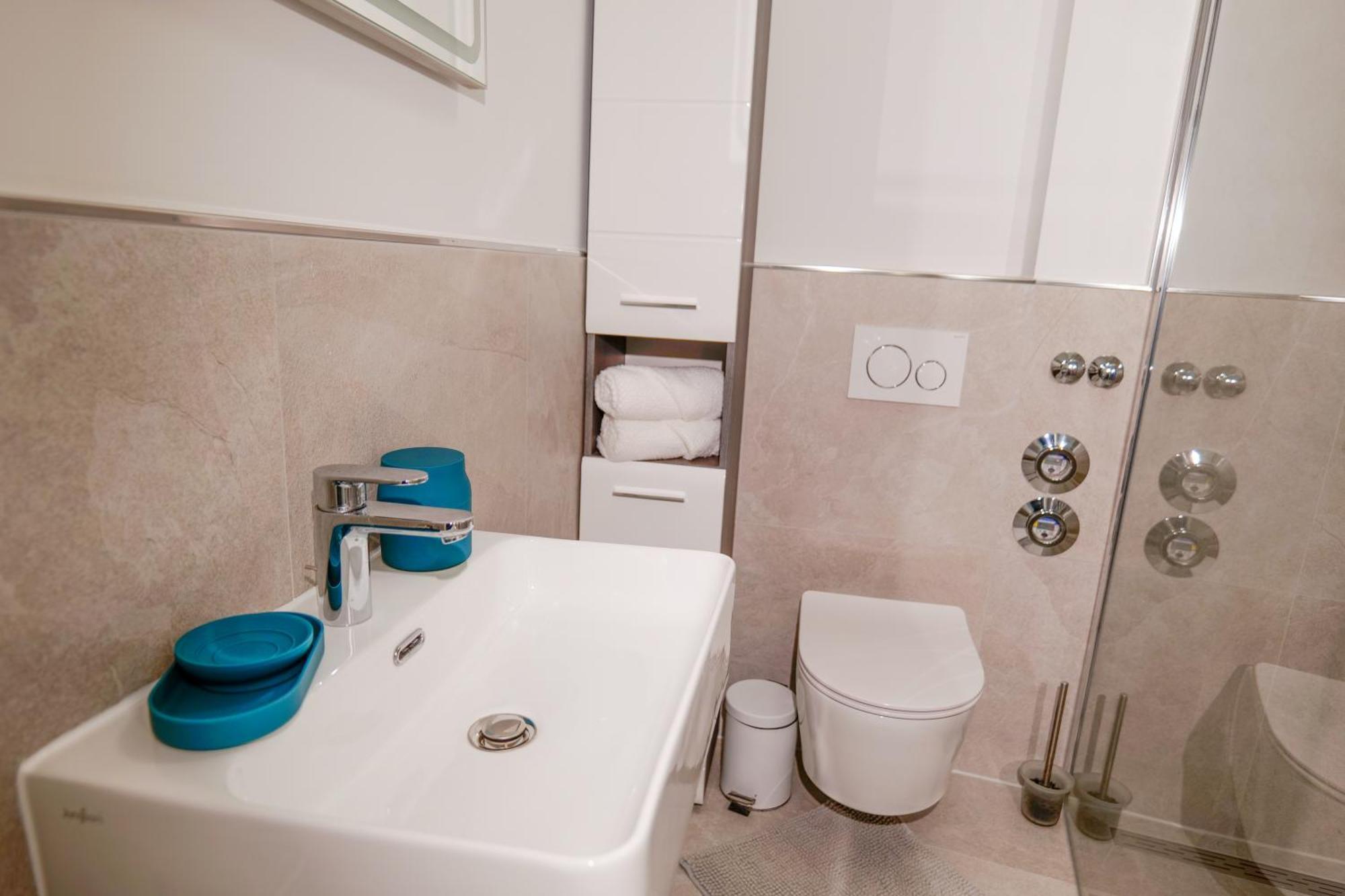 Big 3 Bedrooms At Ground Floor Apartment *
